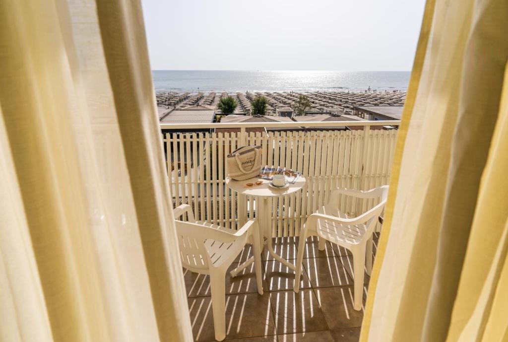 Hotel Byron Milano Marittima Exteriör bild