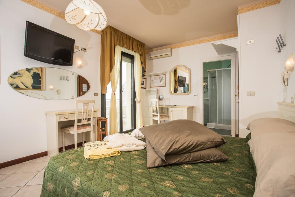 Hotel Byron Milano Marittima Exteriör bild