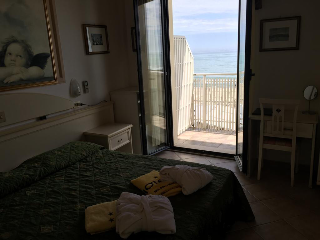 Hotel Byron Milano Marittima Exteriör bild