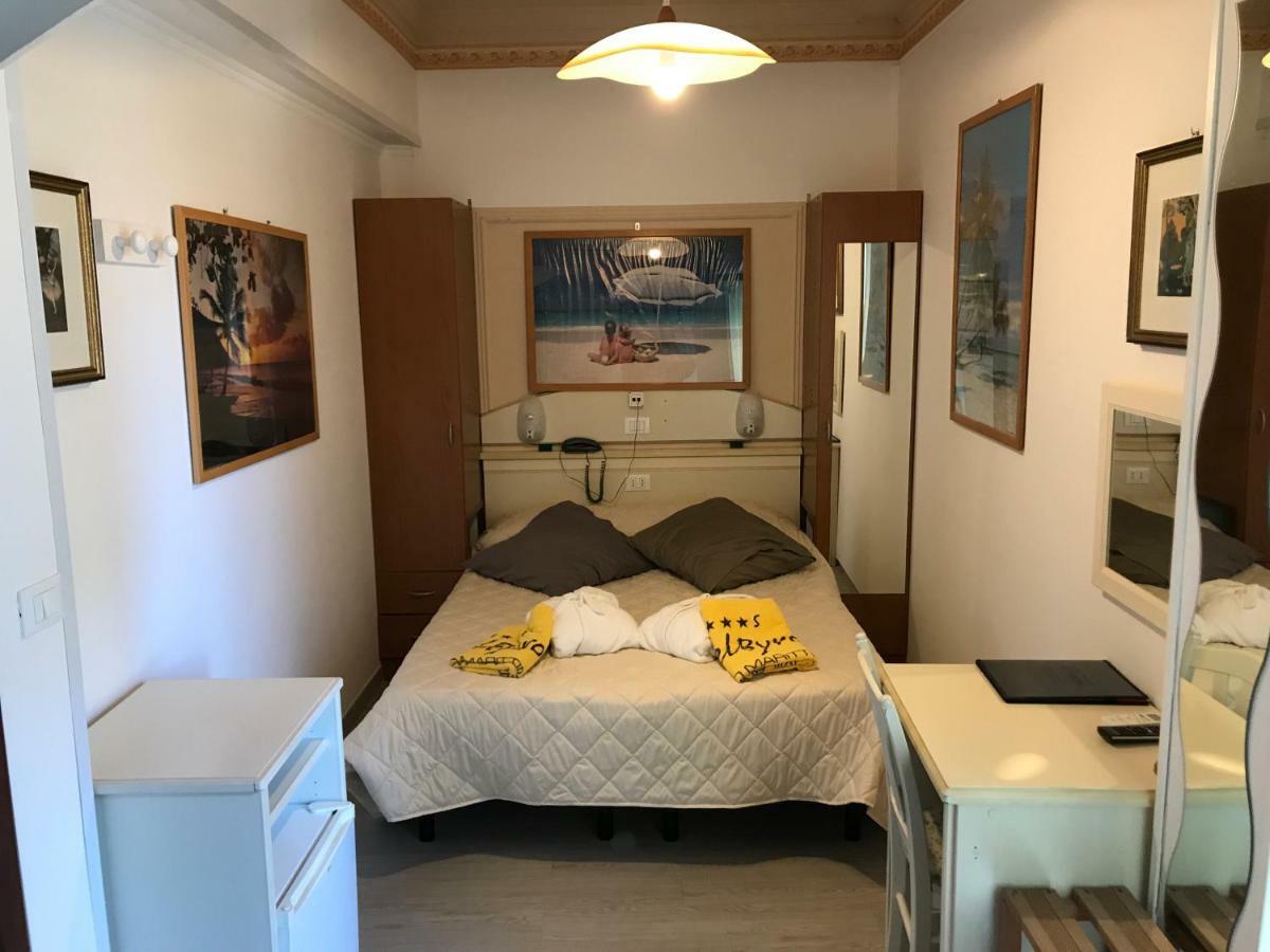 Hotel Byron Milano Marittima Exteriör bild
