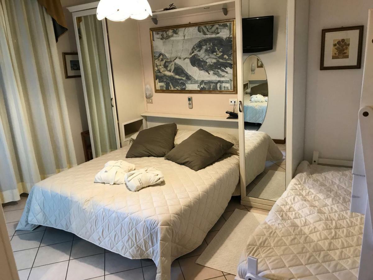 Hotel Byron Milano Marittima Exteriör bild