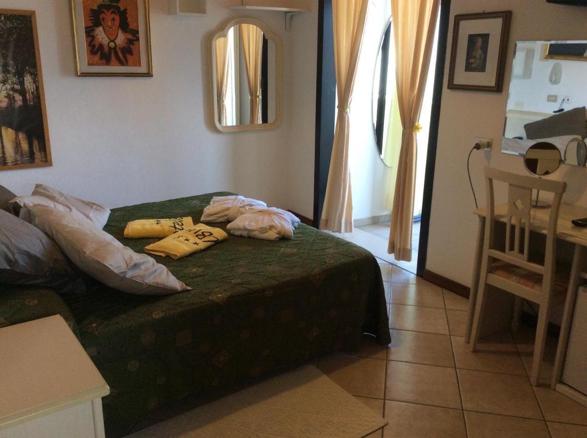 Hotel Byron Milano Marittima Exteriör bild