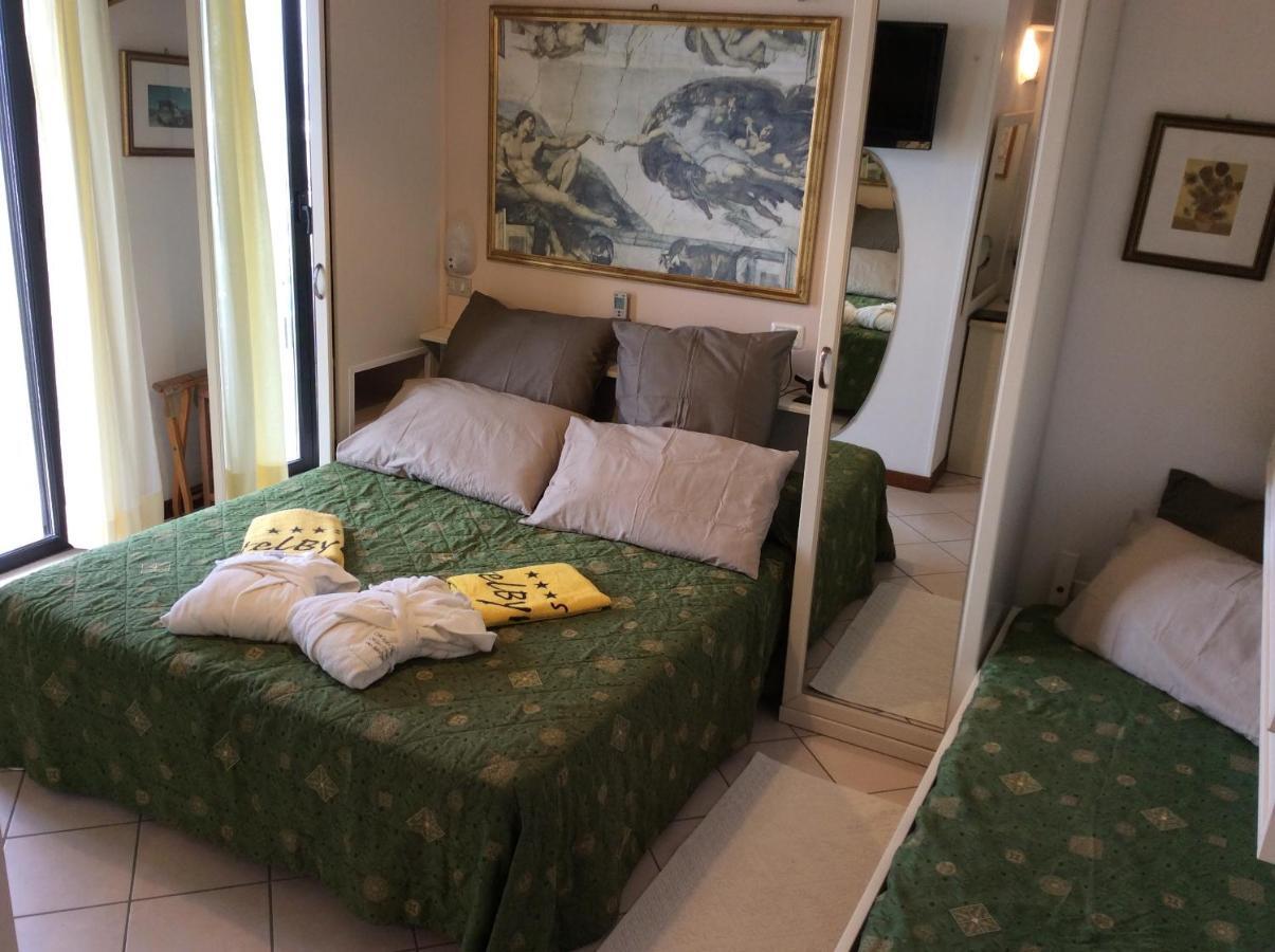 Hotel Byron Milano Marittima Exteriör bild