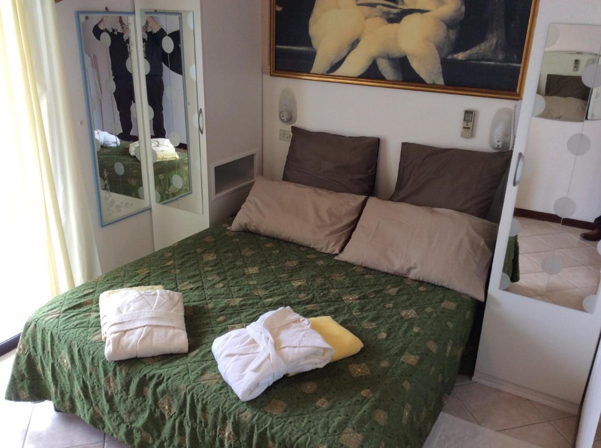 Hotel Byron Milano Marittima Exteriör bild